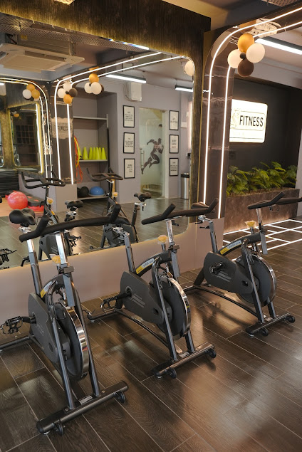 Inside the training floors of Elite Fitness Club, scene 7